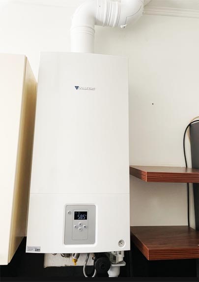 Gastherme im Aufstellraum einer Wiener Wohnung