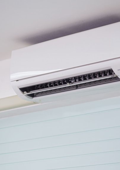 Innengerät einer Splitklimaanlage an einer Zimmerwand