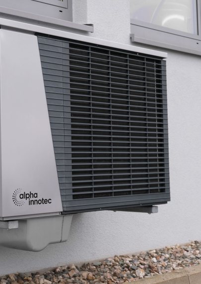 Wärmepumpe als Außengerät an einer Hauswand