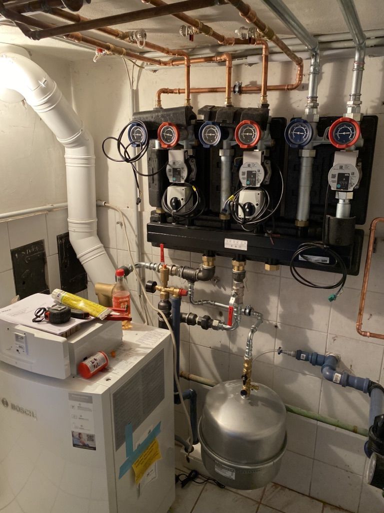 Modernisiertes Bad mit Waschtisch und Spiegelschrank