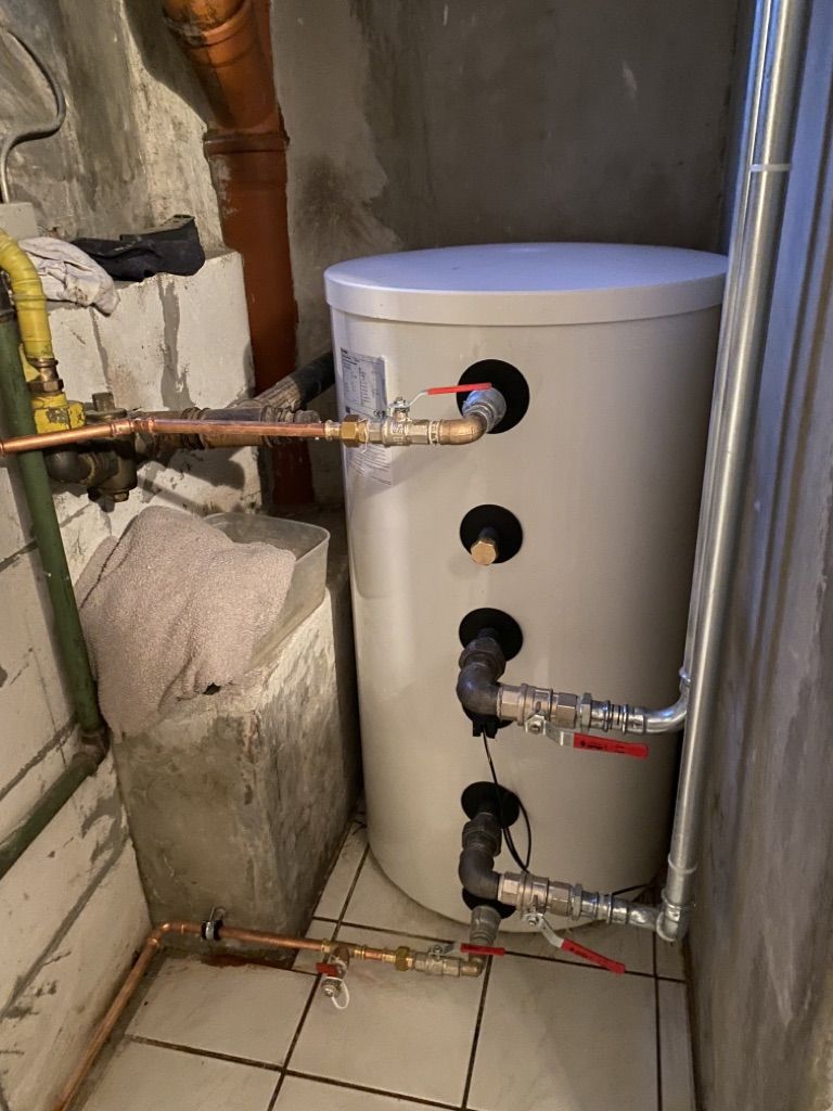 Sanitärinstallation im Rohbau vor dem Verfliesen
